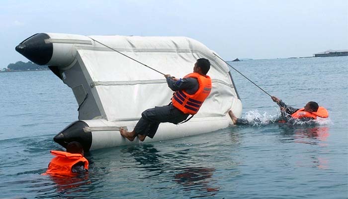 Special Response Team latihan teknik perahu karet dan long range navigation.