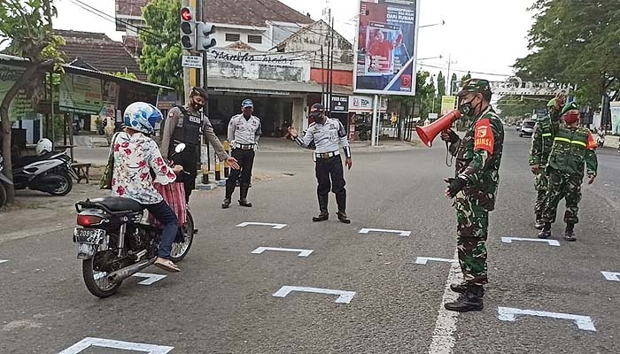 Tegakkan Disiplin Protokaol Kesehatan, Kodim dan Polres Ponorogo Sosialisasikan Physical Distancing