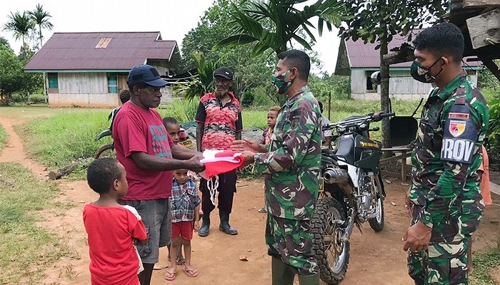 Bendera Merah Putih dibagikan di daerah perbatasan.