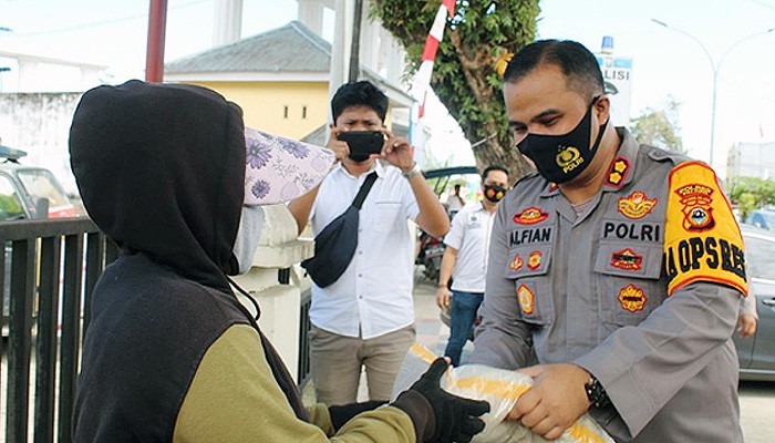 Polres Palopo serahkan bantuan sosial dalam rangka memperingati HUT RI Ke 75.