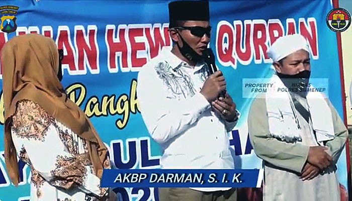 Sembelih hewan kurban, Polres Sumenep bagikan kepada kaum dhuafa.