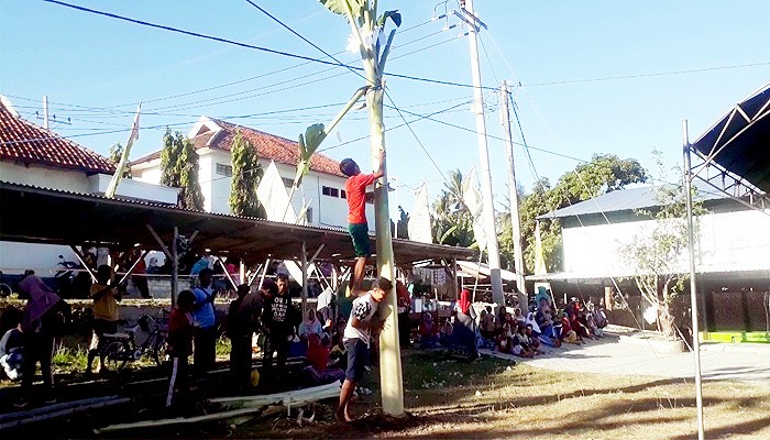 Semarak HUT RI ke 75 dan 1 Muharram 1442 H, Pemdes Rombasan gelar kegiatan panjat pisang