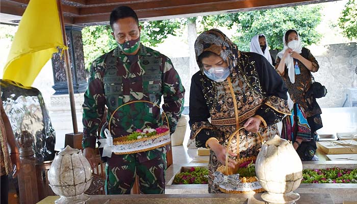 KSAD Ziarah ke Makam Bung Karno saat kunjungan kerjanya di Surabaya.