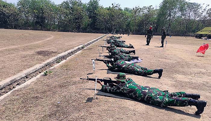 Prajurit Korem Asah Kemampuan Menembak di Yonif Para Raider 503/Mayangkara