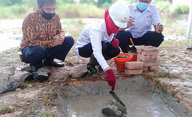 Sekian lama menumpang, PMI Nunukan akhirnya akan punya markas sendiri. Foto: Bupati Nunukan, Asmin Laura Hafid melakukan peletakan Batu Pertama pembangunan Markas PMI Nunukan, Sabtu ( 19/9).