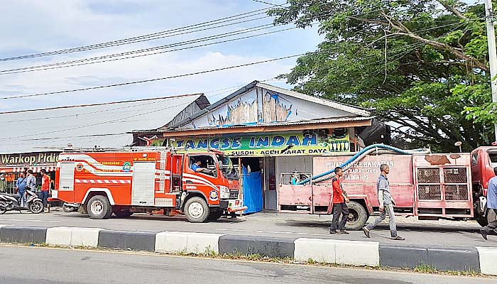 Sebuah warung kopi di Abdya nyaris rata dengan tanah.