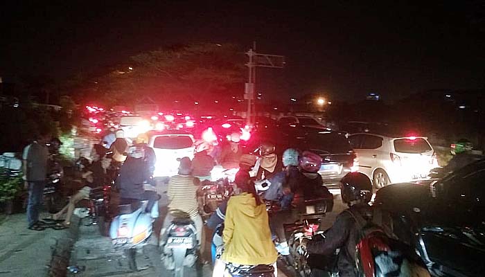 Kebakaran di Juanda Depok, akibatkan macet hampir satu kilo meter.