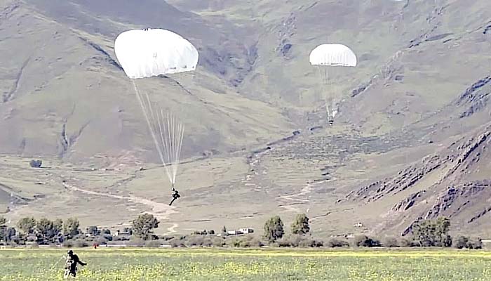 Militer Cina gelar latihan penerjunan di Dataran Tinggi Tibet.