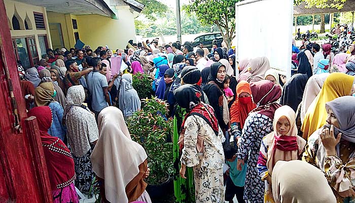 Ribuan pelaku UMKM di Abdya terima bantuan modal usaha dampak Covid-19.