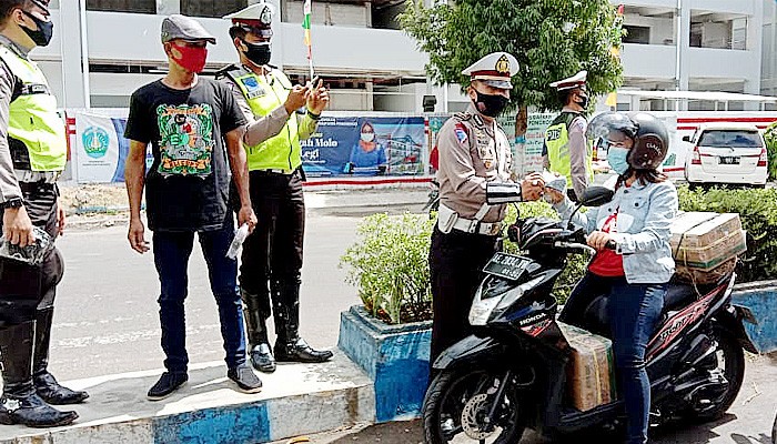 Putus penyebaran Covid-19, Satlantas Polres Ponorogo bagikan masker kain.