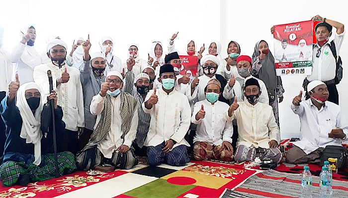 Kiai Ramdlan dan Kiai Hazmi Basyir dukung Fauzi-Eva di Pilkada Sumenep. Foto bersama Fauzi - Eva dengan sejumalah kiai usai pengambilan nomor urut.