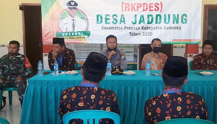 Polisi meminta masyarakat awasi pelaksanaan pembangunan di desa.