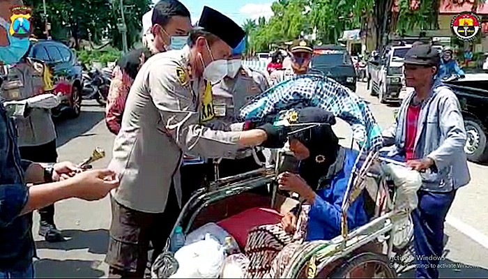 Polres Sumenep bagi masker dalam rangka Operasi Zebra Semeru 2020