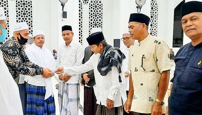 Bupati Aiyub Abbas serahkan kartu anggota majelis taklim Islamic Center Pidie Jaya.