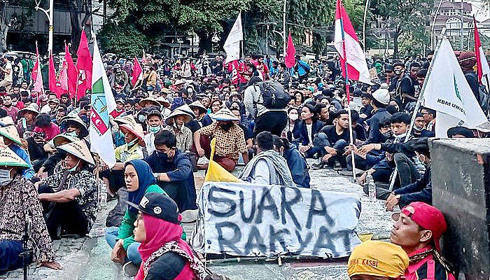 Mimbar Akbar Proklamasi dan Sajak "Kesaksian Akhir Abad" WS Rendra.