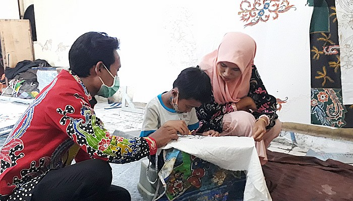 Hari Batik Nasional, anak ssia dini ikuti pelatihan membatik di Rato WMS.