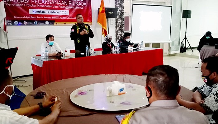 Dorong Pilkada Bermartabat, Bawaslu Nunukan gelar rakor dengan lintas kalangan. Foto Rapat Koordinasi yang digelar Bawaslu Nunukan dan dihadiri Anggota Bawaslu Ri di Lenflin Hotel Jl. Tien Suharto, Nunukan, Kaltara, Sabtu (17/10)