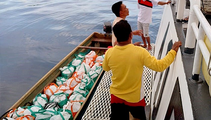 Kamla Zona Maritim Timur salurkan bansos di Pulau Manipa.