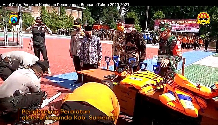 Kapolres Sumenep AKBP Darman mengikuti apel pasukan gabungan penanganan bencana pada Kamis (13/11)