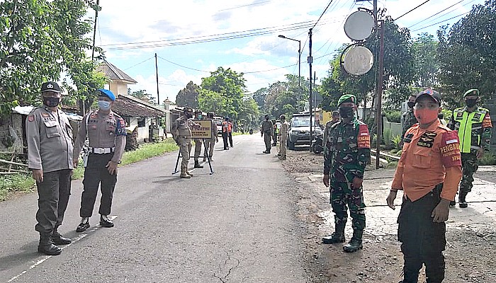 Operasi yustisi skala besar digelar di depan markas Koramil 0824/14 Panti sebagai upaya pencegahan penyebaran Covid-19