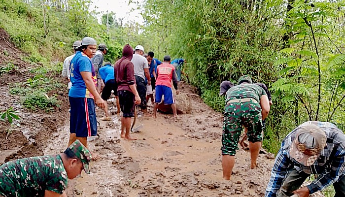 Tanah longsor, Koramil 0802/18 Sooko kirim  anggota laksanakan karya bakti.