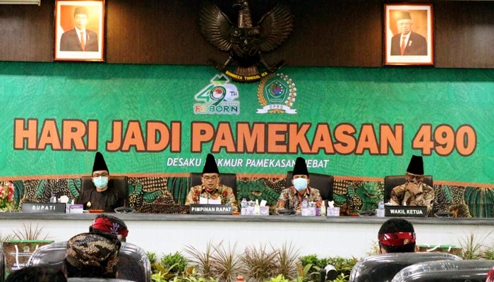 Peringatan Hari Jadi Pamekasan Ke-490, DPRD Pamekasan gelar paripurna menggunakan pakaian khas Madura.