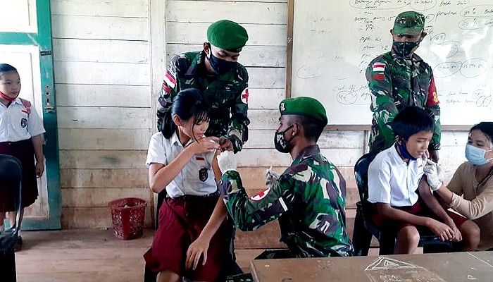 Satgas Yonif 623/BWU bantu puskesmas berikan imunisasi untuk para siswa.