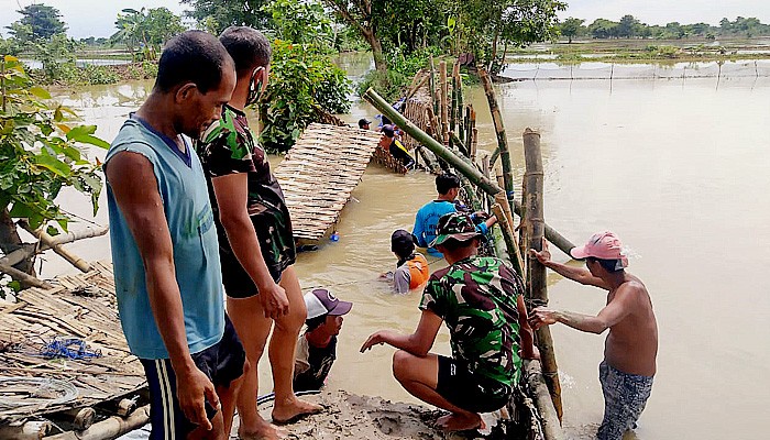 Tanggul Pomahan jebol. TNI, Polri dan BPBD Lamongan turun tangan.