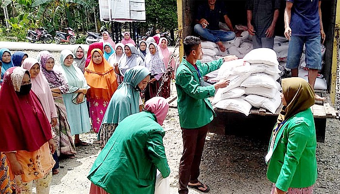 Mahasiswa KKN berpartisipasi dalam kegiatan pembagian sembako.