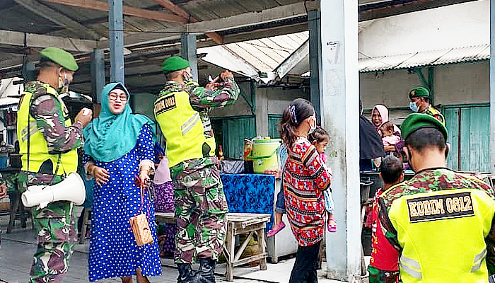 Tekan angka peningkatan Covid-19 di Lamongan, petugas gabungan gencarkan razia prokes. Petugas gabungan yang terdiri dari aparat TNI-Polri gencar