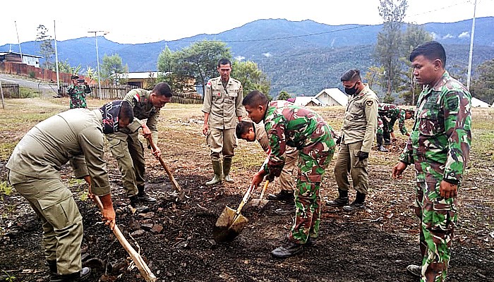 atgas Pamrahwan Raider 500/Sikatan karya bakti di distrik Sugapa.