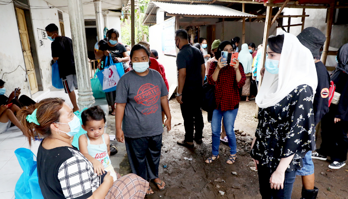 Pantau penanganan banjir, Arumi Bachsin kirim bantuan ke Jember.