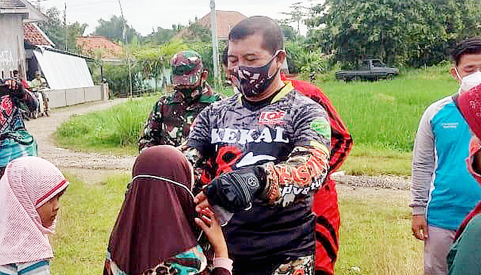 Di Bangkalan, Danrem Bhaskara Jaya sebar masker.