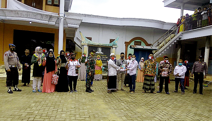 Cegah Covid 19, JPKP bagikan masker dan hand sanitizer untuk santri.