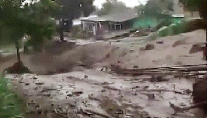 Banjir bandang melanda Puncak Bogor, ratusan warga dievakuasi.