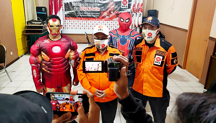 Bantu korban trauma healing banjir Kalsel, PKS Jatim kirim manusia super hero.