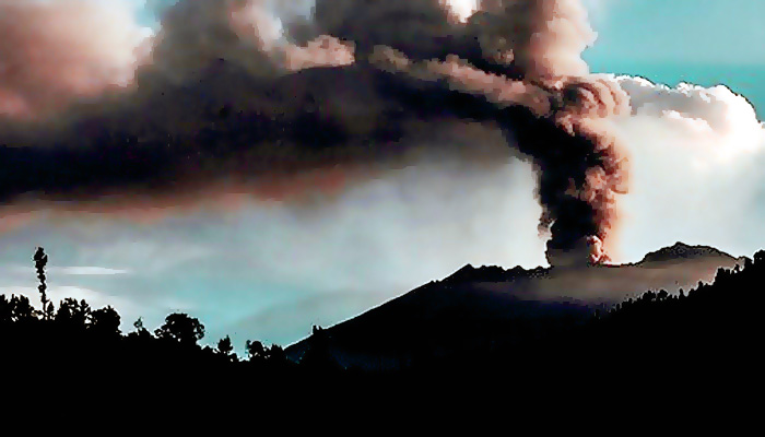 Gunung Raung mulai meraung lagi sejak hari Minggu.