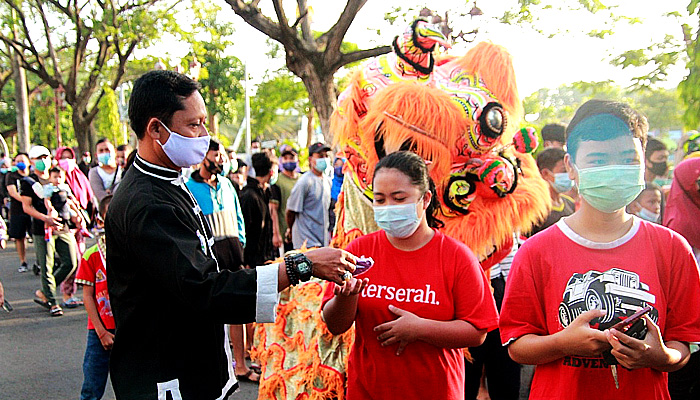 Akhir Pekan di Lamongan, ular naga pun ikut bagikan masker.