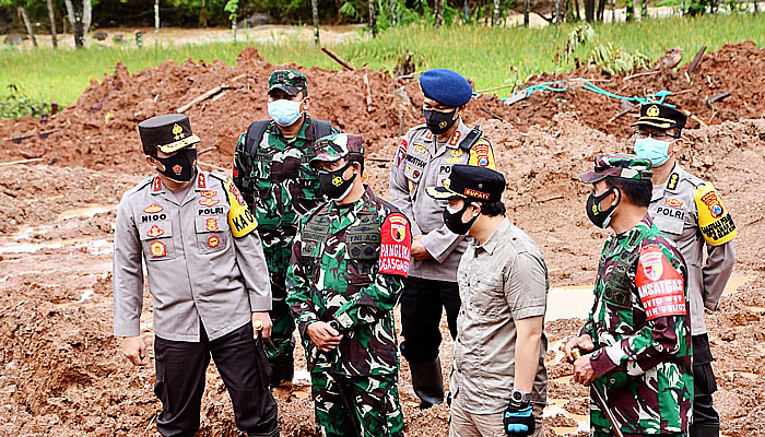 TNI-Polri berjibaku tanggulang longsor di Nganjuk.