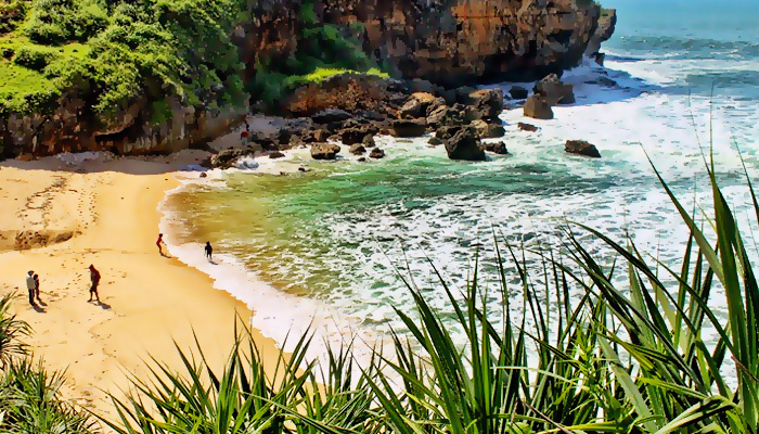 Mengunjungi Pantai Ngeden yang eksotis dan menawan.