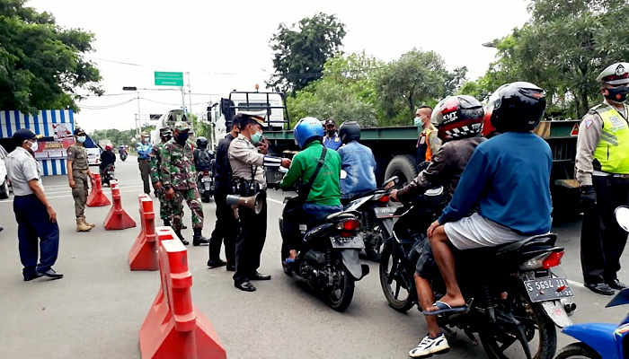 Tiga Pilar Benowo bagi-bagi masker di Terminal Tambak Langon.