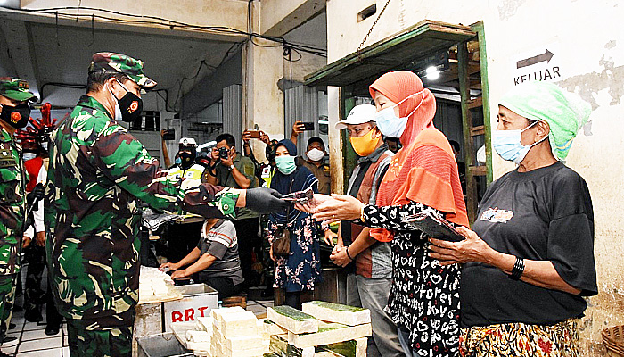 Di perbatasan Gresik, Brigjen Herman pantau pelaksanaan PPKM.