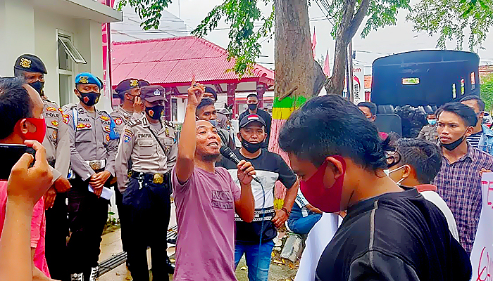 Bea Cukai Pamekasan dituding kongkalikong dengan perusahaan rokok bodong.