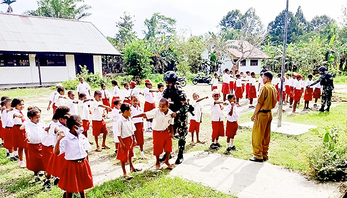 Bagikan tas dan buku, Pasukan Yonif 512 pacu semangat belajar di perbatasan.