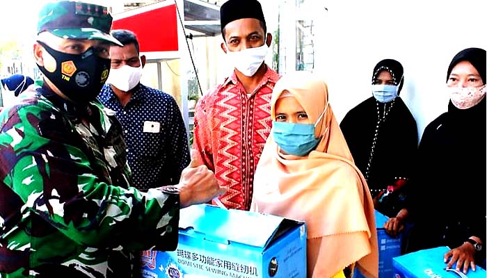 Dandim 0101/BS serahkan bantuan 106 unit mesin jahit kepada masyarakat.