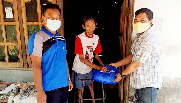 Jurnalis Ponorogo bagikan paket sembako bagi penyandang disabilitas.