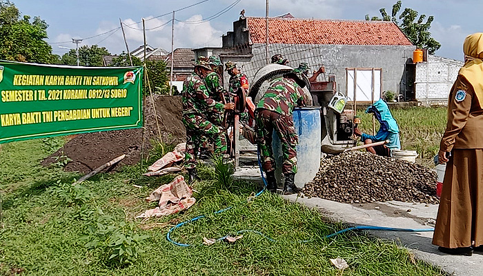 Babinsa bangun desa di Lamongan.