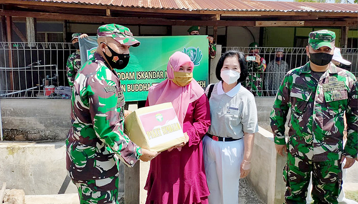 Wujud kepedulian bersama, Kodim 0101/BS dan Buddha Tzuchi bakti sosial pembagian sembako.