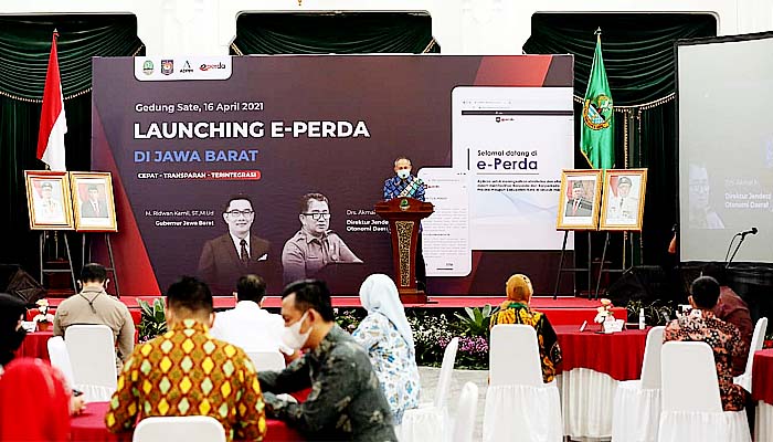 E-Perda hadirkan pelayanan lebih efektif dan efisien. Direktur Jenderal (Dirjen) Otonomi Daerah (Otda) Kemendagri, Akmal Malik melaunching e-Perda di Provinsi Jawa Barat, secara virtual, Jumat (16/4).