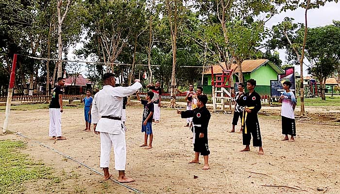 Anak-anak di Perbatasan Indonesia-Papua Nugini dilatih Karate.